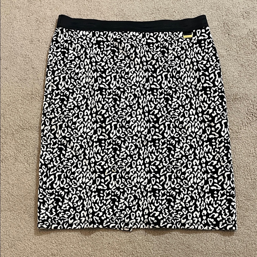 Stylish Black and White Leopard Print Skirt, size Large